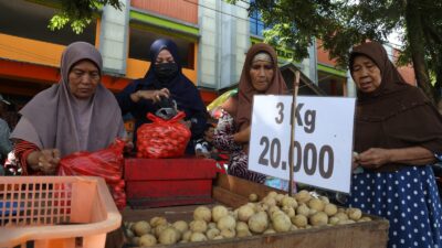 400 Paket Sembako Ludes Diserbu Pembeli di Pasar Murah Pontianak