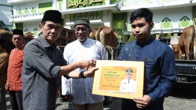 Pj Wali Kota Pontianak Serahkan 41 Ekor Hewan Kurban