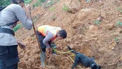 Brimob Bergerak Bantu Evakuasi Korban Banjir dan Longsor di Jateng