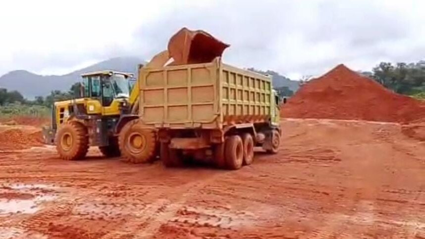 Dokumentasi aktivitas penambangan bauksit di kalimantan barat. Foto: (Dok. Dhn/Faktanasional.net)