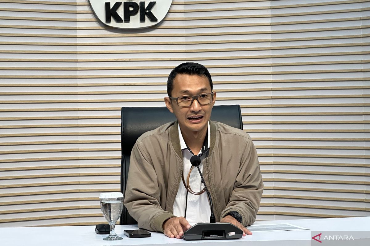 "Juru Bicara KPK, Budi Prasetyo, memberikan keterangan resmi terkait penyitaan uang Rp100,7 miliar dari tersangka korupsi Siman Bahar. (Dok. Instagram/@official.kpk)