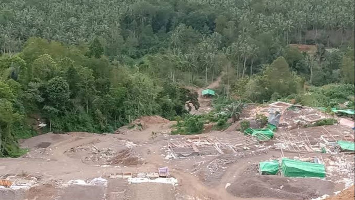 Penindakan pertambangan bauksit ilegal di Cibinong oleh Kementerian ESDM, dengan alat berat yang beroperasi dan pita batas polisi yang membentang di sekitar lokasi. (Dok. Faktakalbar.id)