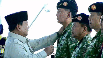 Presiden Prabowo Subianto memberikan penghargaan jenderal kehormatan bintang tiga dan dua saat Upacara Gelar Pasukan Operasional dan Kehormatan Militer di Pusdiklatpassus Kopassus. (Dok. YouTube/Puspen TNI)