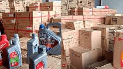 Direktur Reskrimsus Polda Kalbar saat memberikan keterangan pers terkait penetapan tersangka kasus peredaran oli palsu di Pontianak. (Dok. Faktakalbar.id)