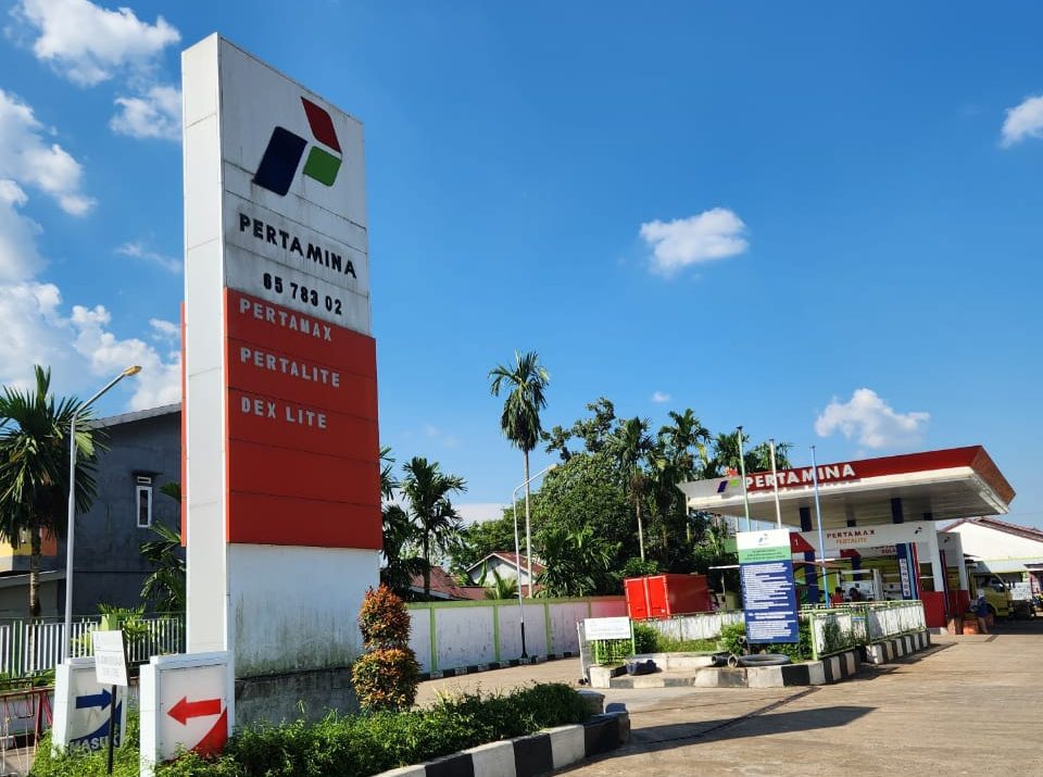 Totem SPBU di Desa Kapur yang tidak mencantumkan tulisan Solar Subsidi. (Dok. Faktakalbar.id)