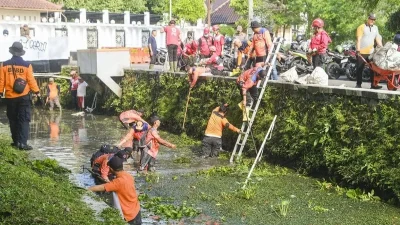 Mitigasi Banjir: Wali Kota Magelang Pimpin Aksi “Resik Kali” di Saluran Kali Bening
