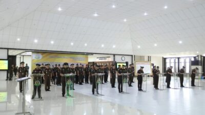 Pejabat Eselon III Wilayah Hukum Kejati Kalbar Dilantik dan Diambil Sumpah oleh Kepala Kejaksaan