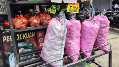 Penjualan Arang Menyambut Tahun Baru di Sanggau Menurun