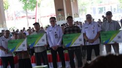 Perkuat Perlindungan Sosial Desa, Pemkab Karanganyar Serahkan Kartu BPJS Ketenagakerjaan bagi 1.400 Pekerja Rentan