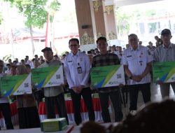 Perkuat Perlindungan Sosial Desa, Pemkab Karanganyar Serahkan Kartu BPJS Ketenagakerjaan bagi 1.400 Pekerja Rentan